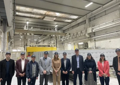 Podjetje Xella Slovenija je bilo gostitelj redne seje upravnega odbora Zasavske gospodarske zbornice, ki je potekala v proizvodnem obratu v Kisovcu. Med sejo je Bojan Ivanc, CFA, CAIA, glavni analitik GZS, predstavil pregled poslovanja slovenskega gospodarstva v letu 2025 ter izpostavil ključne izzive in pričakovanja za leto 2026. Člani odbora so potrdili tudi Poročilo o delu Zasavske gospodarske zbornice za leto 2025, ki zajema najpomembnejše aktivnosti in dosežke zbornice v preteklem obdobju. Po uradnem delu so člani upravnega odbora obiskali proizvodni obrat Xella Porobeton Kisovec, kjer so se seznanili z našimi tehnološkimi procesi, standardi kakovosti ter vlaganji v modernizacijo in trajnost. Dejan Turk, vodja vitke proizvodnje in investicij za regijo SEE, je hkrati tudi član upravnega odbora Zasavske gospodarske zbornice, kar dodatno povezuje naše podjetje z regionalnimi gospodarskimi institucijami. Obisk je okrepil sodelovanje med Xello in Zasavsko gospodarsko zbornico ter potrdil skupno zavezanost razvoju regionalnega gospodarstva in spodbujanju industrijskih inovacij. Takšna srečanja za Xello predstavljajo dragoceno priložnost, da pokažemo svojo vlogo pri razvoju Zasavja ter prispevamo k krepitvi gospodarskega okolja skozi odprto sodelovanje, izmenjavo znanja in stalna vlaganja v napredne ter trajnostne proizvodne procese. Zahvaljujemo se za obisk in poudarjamo, da nam je bilo v izjemno zadovoljstvo gostiti člane upravnega odbora Zasavske gospodarske zbornice.